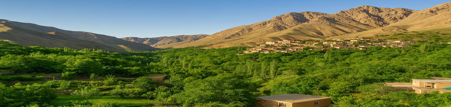 تصویر تور زاوین؛ نمای روستای پلکانی در دل دره‌ای سرسبز با کوه‌های کلات، مقصدی بکر برای طبیعت‌گردی از مشهد